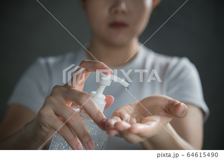 Washing hands 64615490