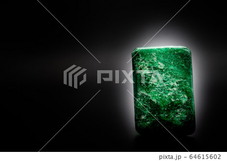 天然石 アベンチュリンの原石 黒背景 天然石 アベンチュリンの原石 黒背景 64615602