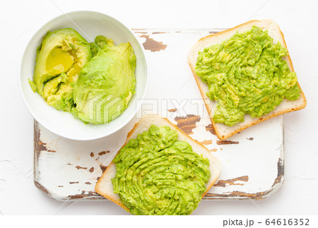 Avocado healthy toasts 64616352