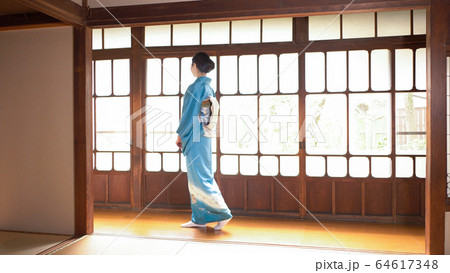 古民家の廊下を歩く着物姿の女性 64617348