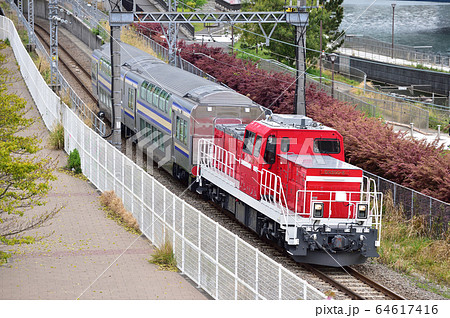 東海道本線 貨物支線 東高島-桜木町 JR貨物 DD200-6(愛知)+E235系(鎌倉) 東海道本線 貨物支線 東高島-桜木町 JR貨物 DD200-6(愛知)+E235系(鎌倉) 64617416