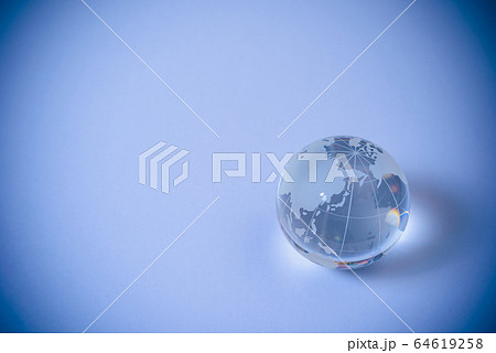 白い紙の上の地球儀　暗い影 64619258