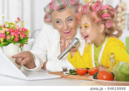 Close up portrait of grandmother with granddaughter at home 64619998