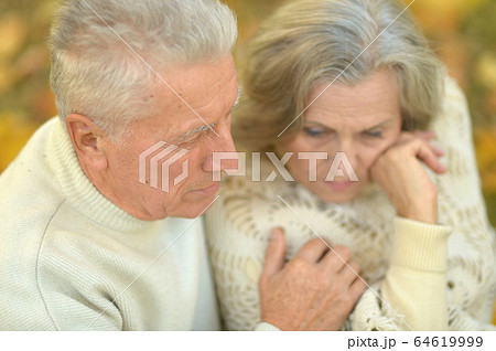 Portrait of sad enior couple in the park 64619999