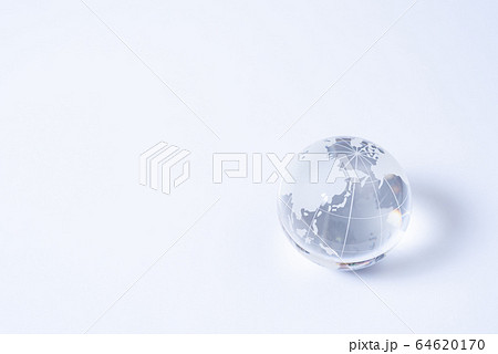 白い紙の上の地球儀　シンプルカラー 64620170