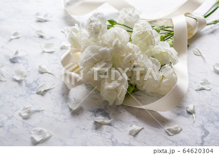 白いカーネーションの花束 64620304
