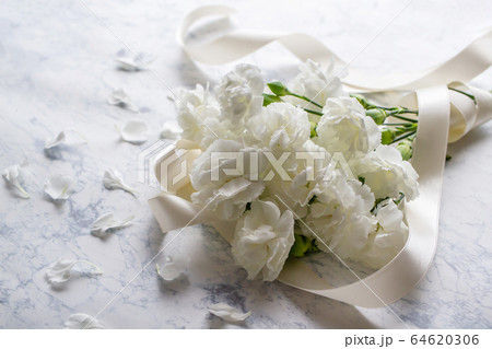 白いカーネーションの花束の写真素材