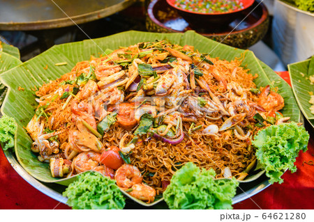 Huge bowl of seafood noodles with sauce Huge bowl of seafood noodles with sauce 64621280