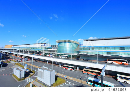 晴天下の羽田空港第2旅客ターミナル　 64621863