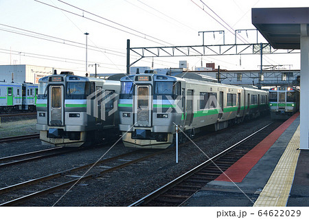 春の北海道苫小牧市JR苫小牧駅で待機している普通列車の朝の風景を撮影 春の北海道苫小牧市JR苫小牧駅で待機している普通列車の朝の風景を撮影 64622029