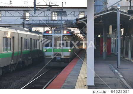 春の北海道苫小牧市JR苫小牧駅で待機している普通列車の朝の風景を撮影 春の北海道苫小牧市JR苫小牧駅で待機している普通列車の朝の風景を撮影 64622034