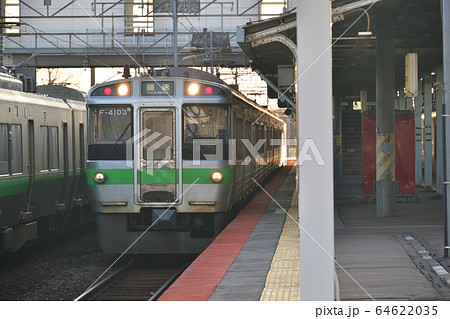 春の北海道苫小牧市JR苫小牧駅で待機している普通列車の朝の風景を撮影 春の北海道苫小牧市JR苫小牧駅で待機している普通列車の朝の風景を撮影 64622035