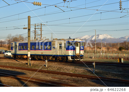 春の北海道苫小牧市JR苫小牧駅を発着する普通列車の朝の風景を撮影 64622268
