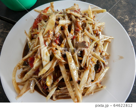 papaya salad Thai food 64622812