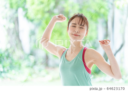 スポーティーな女性 スポーティーな女性 64623170
