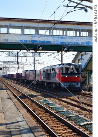 春の北海道苫小牧市JR錦岡駅を通過する貨物列車の風景を撮影 春の北海道苫小牧市JR錦岡駅を通過する貨物列車の風景を撮影 64623345