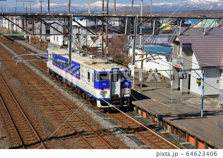 春の北海道苫小牧市JR錦岡駅を発着する普通列車の風景を撮影 64623406
