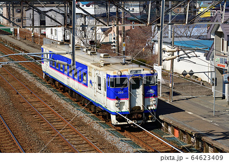 春の北海道苫小牧市JR錦岡駅を発着する普通列車の風景を撮影 64623409
