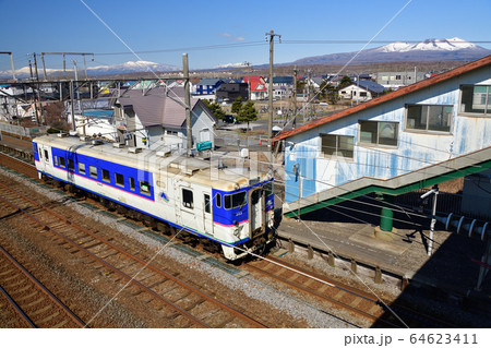 春の北海道苫小牧市JR錦岡駅を発着する普通列車の風景を撮影 春の北海道苫小牧市JR錦岡駅を発着する普通列車の風景を撮影 64623411