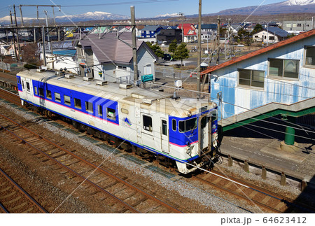 春の北海道苫小牧市JR錦岡駅を発着する普通列車の風景を撮影 春の北海道苫小牧市JR錦岡駅を発着する普通列車の風景を撮影 64623412