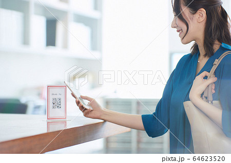 女性　キャッシュレス決済 64623520
