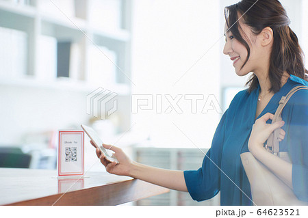 女性 キャッシュレス決済 女性 キャッシュレス決済 64623521