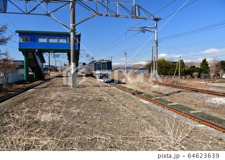 春の北海道白老町JR社台駅を通過する特急すずらんの風景を撮影 64623639