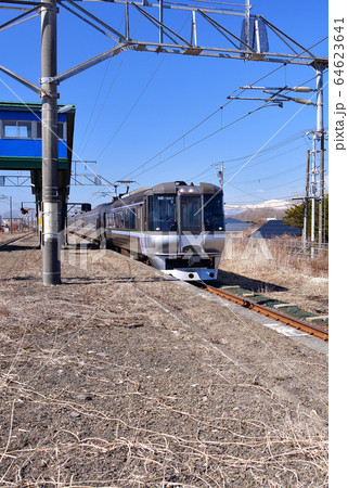 春の北海道白老町JR社台駅を通過する特急すずらんの風景を撮影 64623641