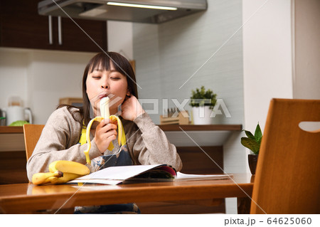 一人でバナナを食べる主婦 一人でバナナを食べる主婦 64625060