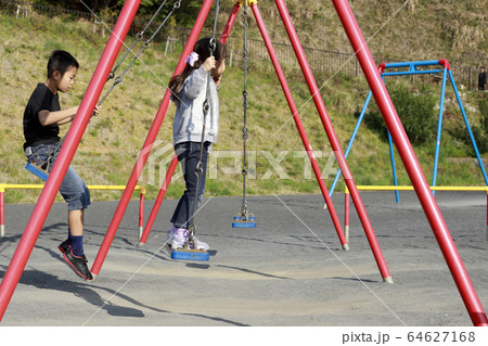 ブランコで遊ぶ兄妹(10歳と5歳) ブランコで遊ぶ兄妹(10歳と5歳) 64627168