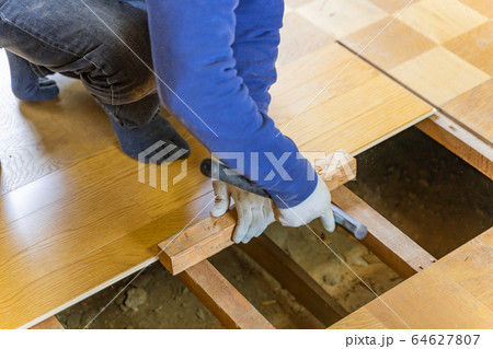 床工事 内装工事 床材を嵌める作業員 床工事 内装工事 床材を嵌める作業員 64627807