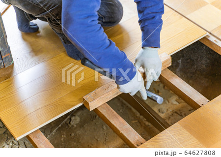 床工事 内装工事 床材を嵌める作業員 床工事 内装工事 床材を嵌める作業員 64627808