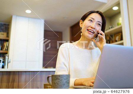 テレワーク ミドル女性 リモートワーク ライフスタイルイメージ 64627976