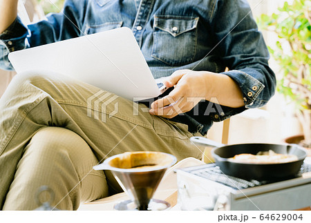 男性　庭キャン　パソコン 64629004