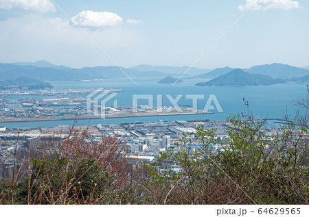 鈴が峰から眺めた広島湾の景色 64629565