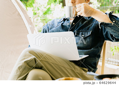 男性　ミドル　家キャンプ　パソコン　コーヒー 64629644