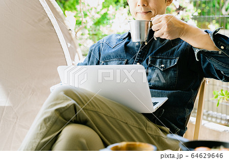 男性　ミドル　家キャンプ　パソコン　コーヒー 64629646
