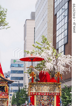 京都祇園祭　山鉾巡行　京都夏祭り　日本三大祭り　動く美術館 64629799