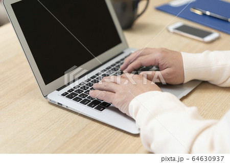 ノートパソコンで作業をする中高年男性の手元 ノートパソコンで作業をする中高年男性の手元 64630937