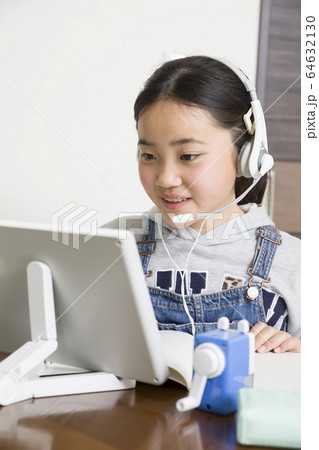 自宅でタブレット学習をする小学生女の子 オンライン学習 eラーニングイメージ 自宅でタブレット学習をする小学生女の子 オンライン学習 eラーニングイメージ 64632130