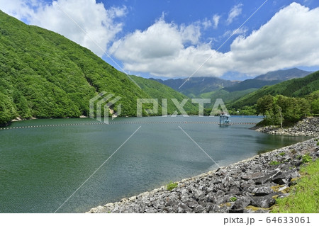 広瀬ダムと広瀬湖に奥秩父の山々 64633061