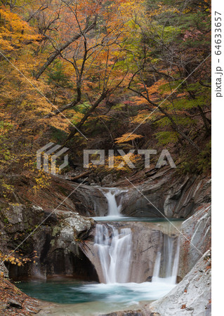 紅葉の西沢渓谷の写真素材