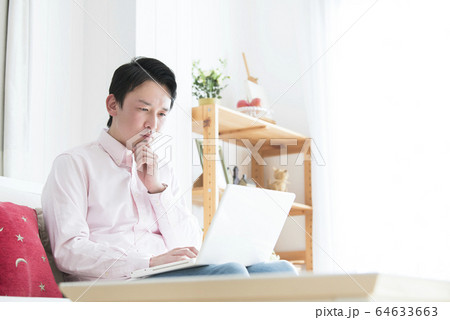 テレワーク　男性　パソコン　 64633663