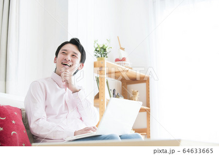 テレワーク　男性　パソコン　 64633665