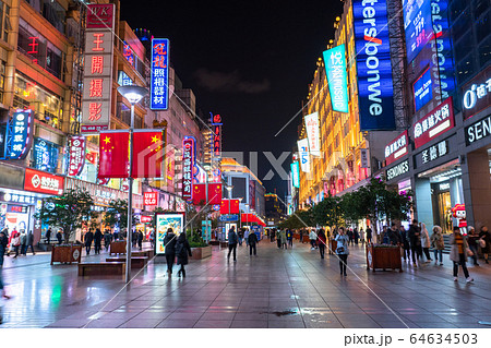 《上海》南京東路・夜の繁華街 64634503