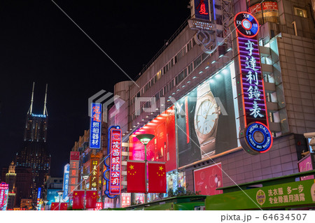 《上海》南京東路・夜の繁華街 《上海》南京東路・夜の繁華街 64634507