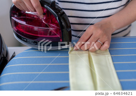 アイロンがけをする女性　ハンドメイド　手作り　家事 64634621