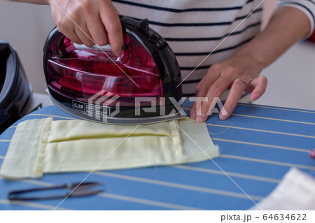 アイロンがけをする女性 ハンドメイド 手作り 家事 アイロンがけをする女性 ハンドメイド 手作り 家事 64634622