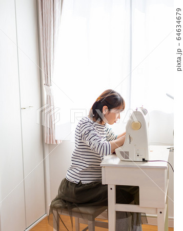 ミシンを使う女性 ハンドメイド 手作り ミシンを使う女性 ハンドメイド 手作り 64634679