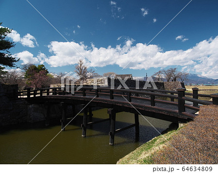 早春の海津城址公園 東の木橋 早春の海津城址公園 東の木橋 64634809